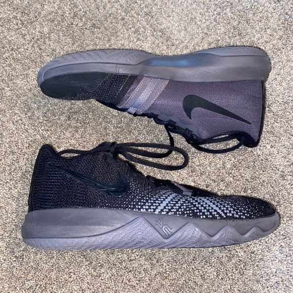 Kyrie Flytrap Zoom Basketball Sneakers - Picture 1 of 8